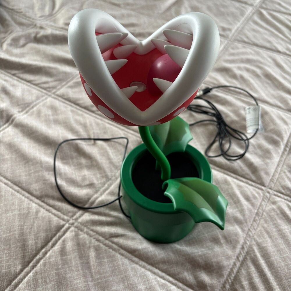 Official Paladone Super Mario Piranha Plant USB LED Desk Lamp Gaming Decor